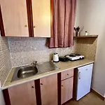 מלון דירות Ocean Front 77 4*