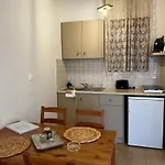 מלון דירות Ocean Front 77 4*